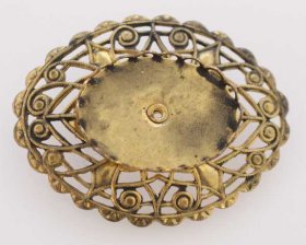 FREE21 25 x 18 Lace-edge Brooch in Antique Gold